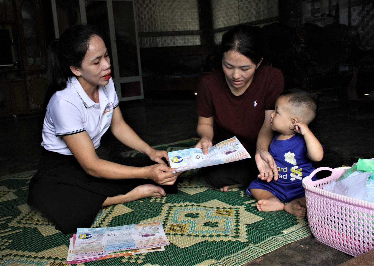 Chị Hoàng Thị Châm, viên chức dân số - y tế Trạm Y tế Cư Kbang luôn mang theo những tời rơi tuyên truyền trực tiếp đến người dân.