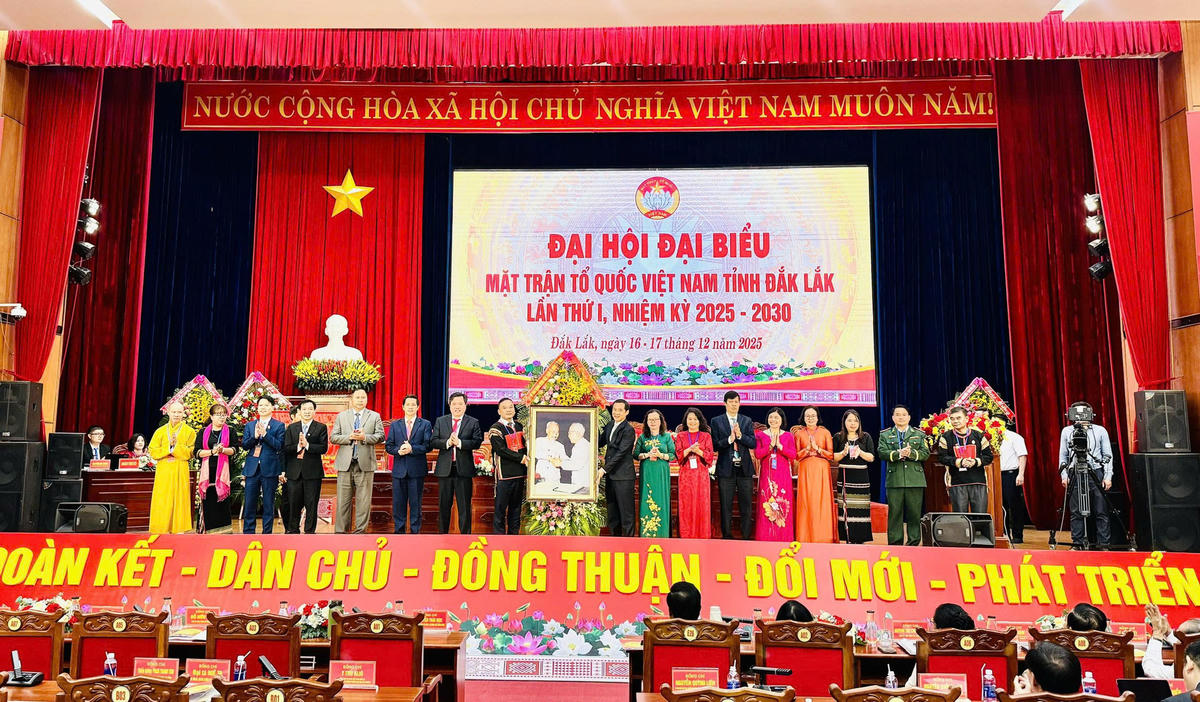 Ông Nguyễn Thái Học, Phó Bí thư Đảng ủy Mặt trận Tổ quốc, các đoàn thể Trung ương tặng hoa và quà chúc mừng đại hội. Ảnh: Thanh Nga.