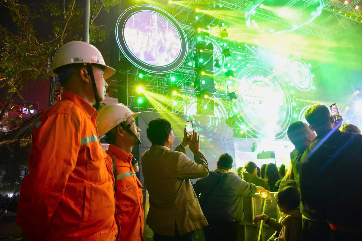 Công nhân EVNHANOI ứng trực tại Countdown 2025.