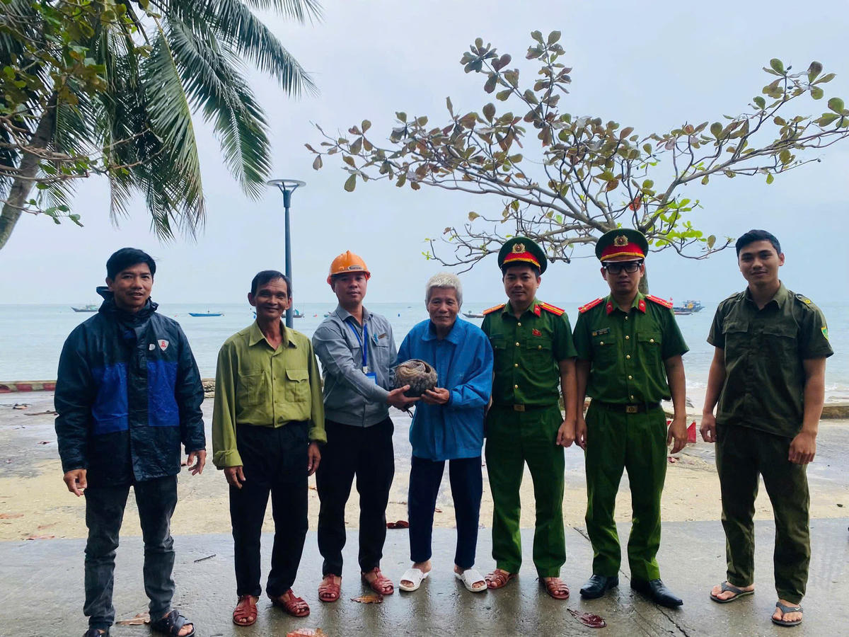 Lực lượng chức năng bàn giao thả cá thể tê tê về lại tự nhiện. Ảnh: CV.