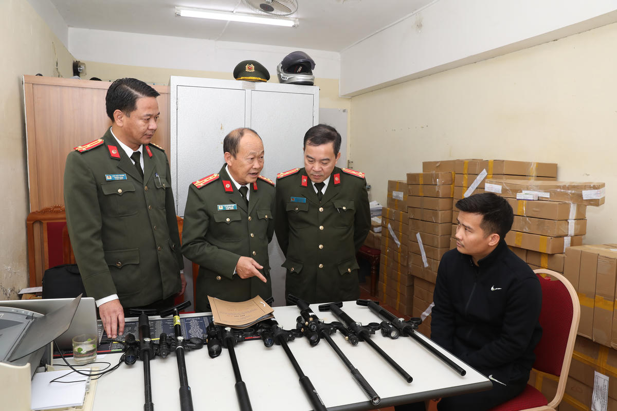 Lực lượng chức năng lấy lời khai của đối tượng mua bán trái phép vũ khí quân dụng. Ảnh: C.T.