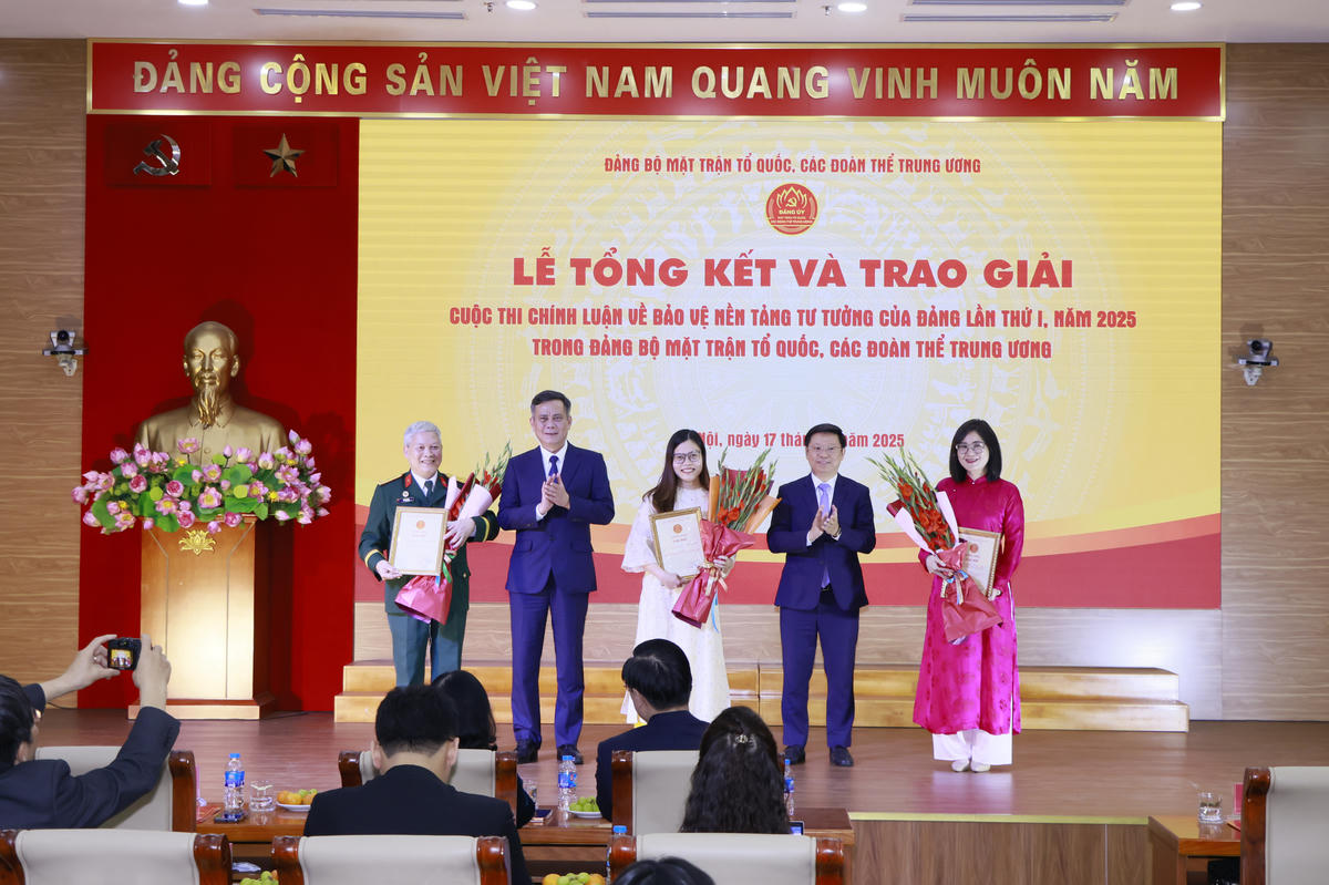 Phó Trưởng ban Tuyên giáo và Dân vận Trung ương Trần Thanh Lâm và Phó Bí thư, Chủ nhiệm Ủy ban kiểm tra Đảng ủy MTTQ, các đoàn thể Trung ương Trần Thắng trao Giải Nhì cho các tác giả, nhóm tác giả đoạt giải. Ảnh: Quang Vinh.