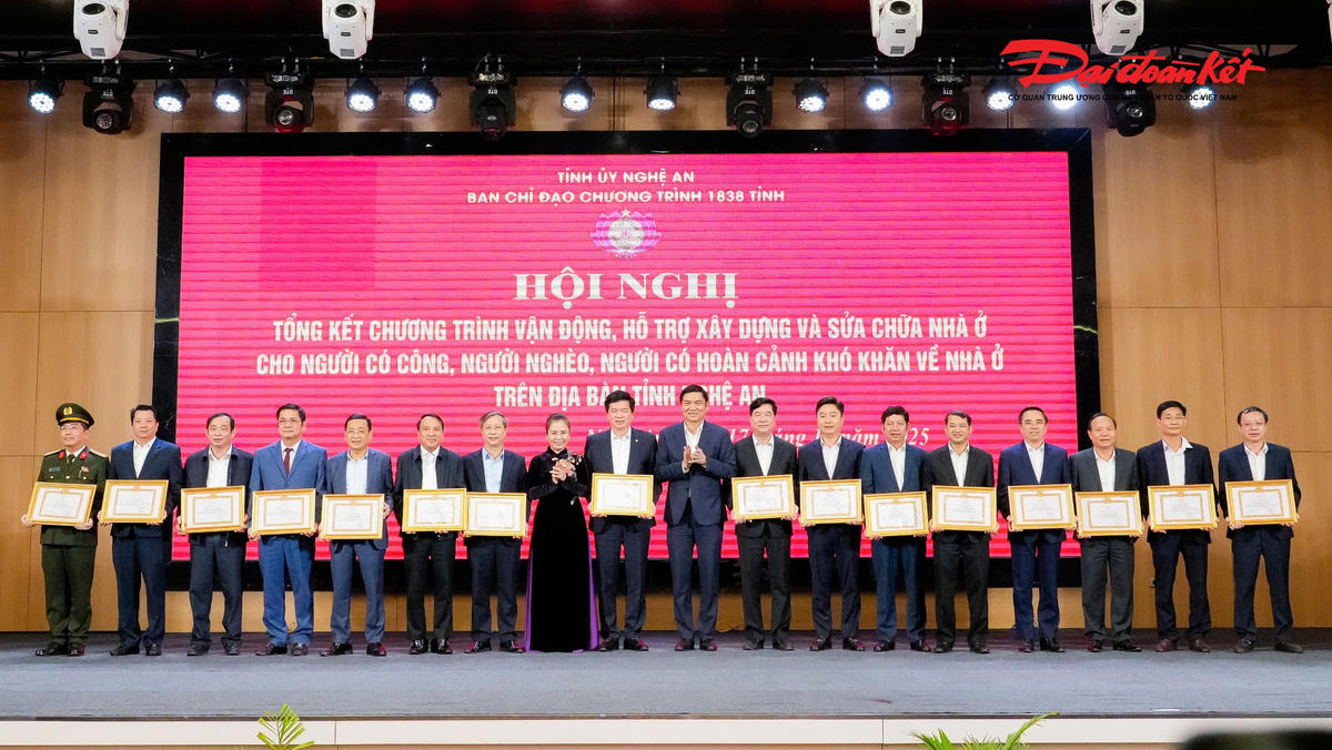 Phó Bí thư Thường trực Tỉnh uỷ, Chủ tịch HĐND tỉnh Hoàng Nghĩa Hiếu và Phó Bí thư Tỉnh uỷ, Chủ tịch Ủy ban MTTQ tỉnh, Trưởng Đoàn ĐBQH tỉnh Võ Thị Minh Sinh trao Bằng khen của Ban Thường vụ Tỉnh uỷ tặng 16 cá nhân. Ảnh: PB