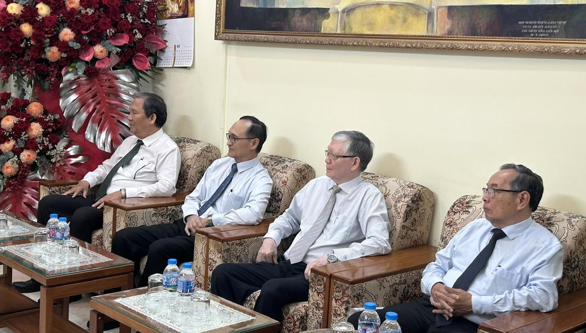 Đoàn công tác của Đảng, Nhà nước, Mặt trận Tổ quốc Việt Nam và Hội thánh Tin Lành Việt Nam (miền Nam) trao đổi về tình hình đất nước. Ảnh: Q.Đ.