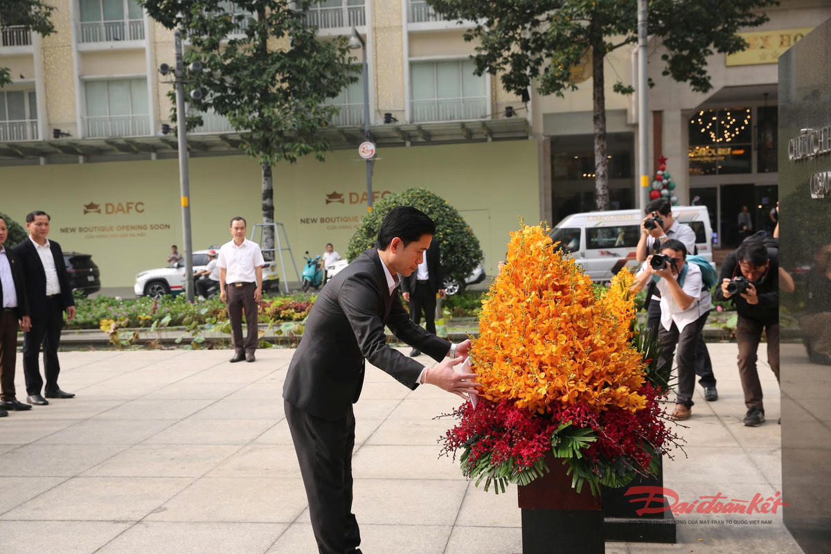 Ông Bounvixay Kongpaly, Ủy viên Ban Thường vụ Tỉnh ủy, Phó Chủ tịch Ủy ban chính quyền tỉnh Hủa Phăn, CHDCND Lào thực hiện nghi thức chỉnh hoa tại lễ dâng hương. Ảnh: Tuyết Lưu