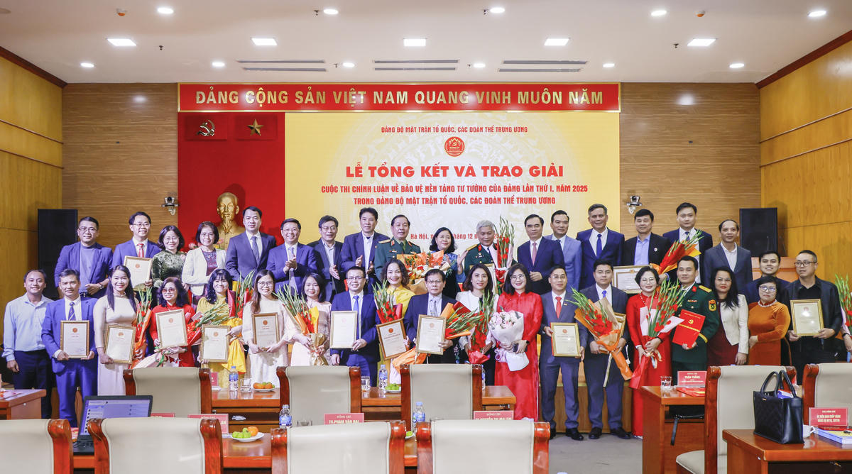 Các đồng chí Lãnh đạo Đảng ủy MTTQ, các đoàn thể Trung ương, Ban Tuyên giáo và Dân vận Trung ương chụp ảnh lưu niệm các tác giả, nhóm tác giả đoạt giải.