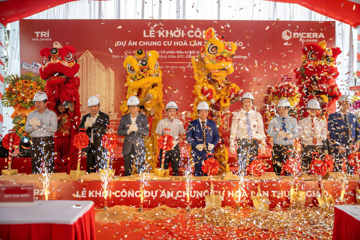 Các đại biểu làm lễ khởi công.