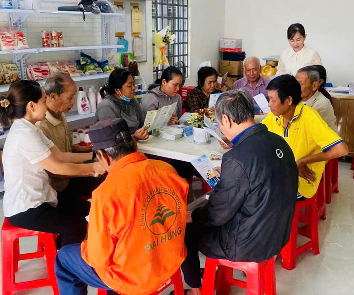 Tuyên truyền chính sách BHXH theo nhóm tại Đồng Nai. Ảnh HT