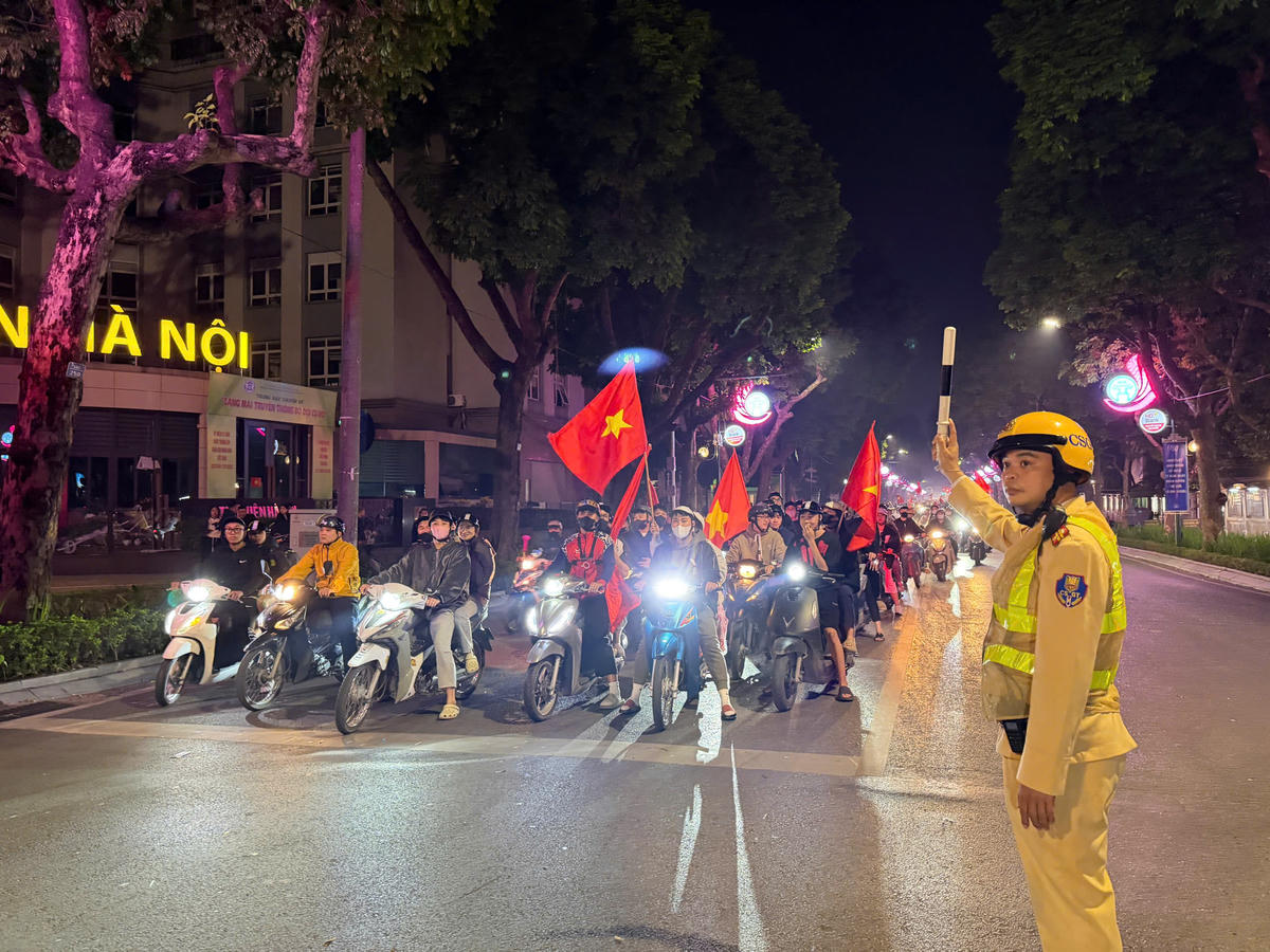 Cảnh sát giao thông cũng đã có mặt để sẵn sàng các phương án phân luồng, xử lý vi phạm nếu có trường hợp gây rối, quá khích.