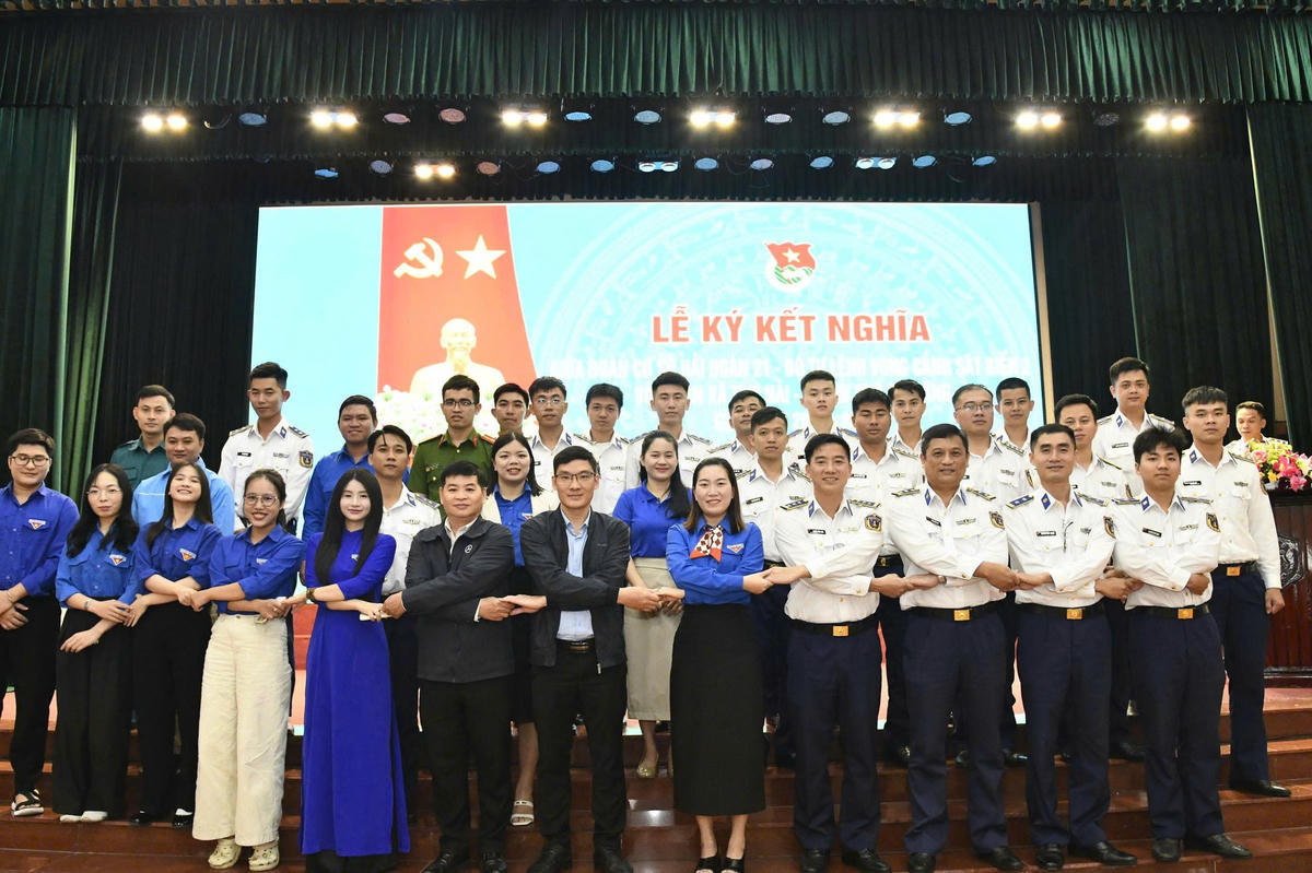 Chụp ảnh lưu niệm thể hiện mối quan hệ đoàn kết, gắn bó máu thịt giữa lực lượng vũ trang với cấp ủy, chính quyền và nhân dân địa phương. Ảnh: CV.