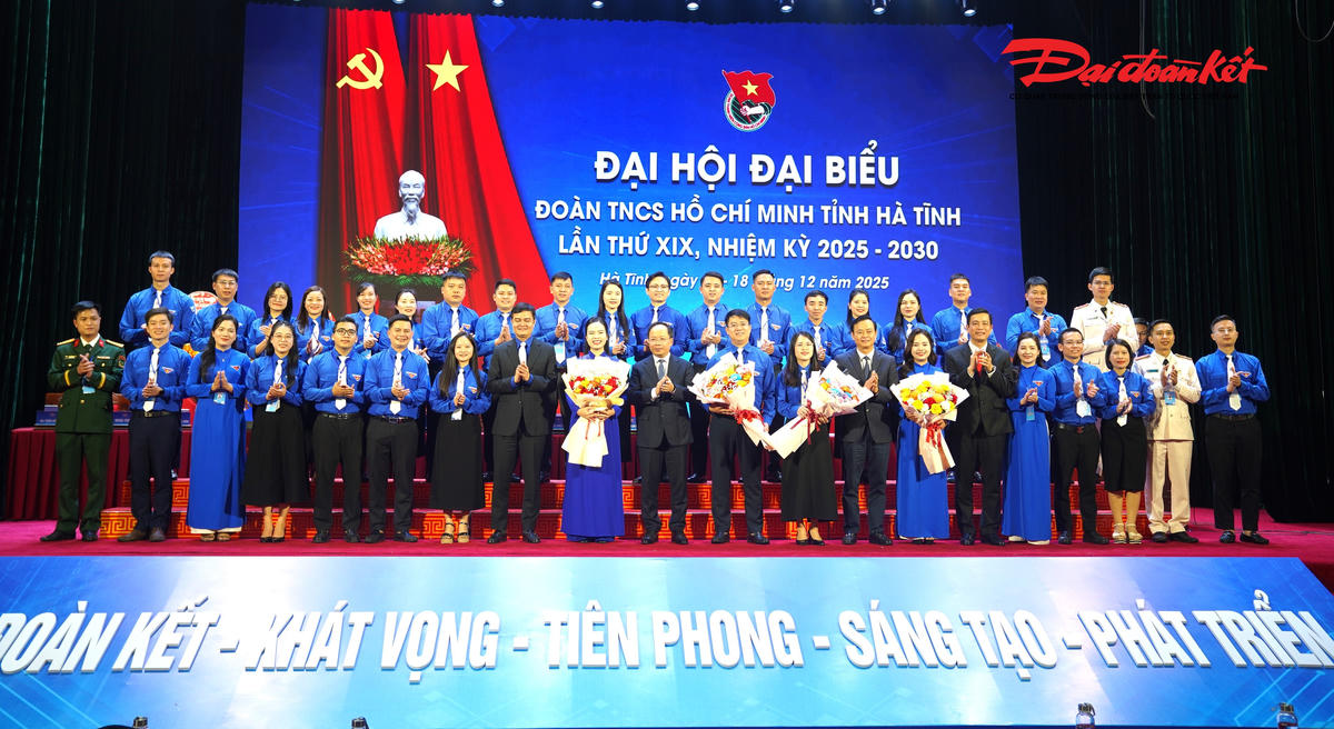 Lãnh đạo Trung ương Đoàn, tỉnh Hà Tĩnh tặng hoa chúc mừng Ban Chấp hành Đoàn TNCS Hồ Chí Minh tỉnh Hà Tĩnh khóa mới. Ảnh: HN.