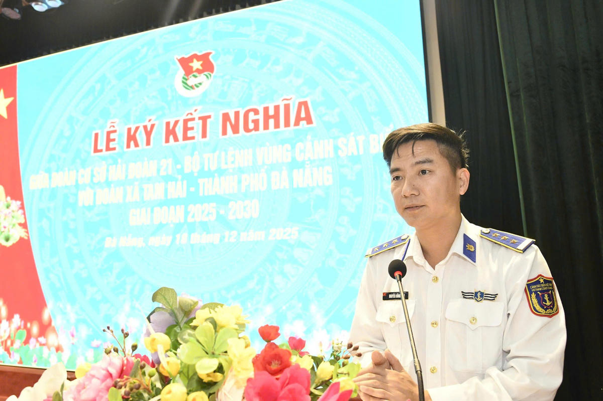 Thượng tá Nguyễn Hồng Nam, Phó Chính ủy Hải đoàn 21 phát biểu chỉ đạo tại chương trình. Ảnh: CV.