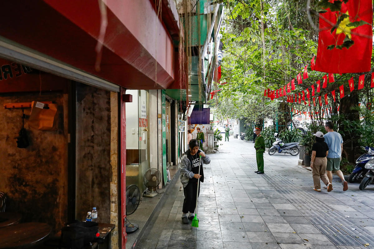 Các phường, xã trên địa bàn Hà Nội đồng loạt ra quân vận động người dân tháo dỡ các hạng mục lấn chiếm vỉa hè, lòng đường, góp phần bảo đảm kỷ cương, văn minh đô thị. 	Ảnh: Linh Thương.