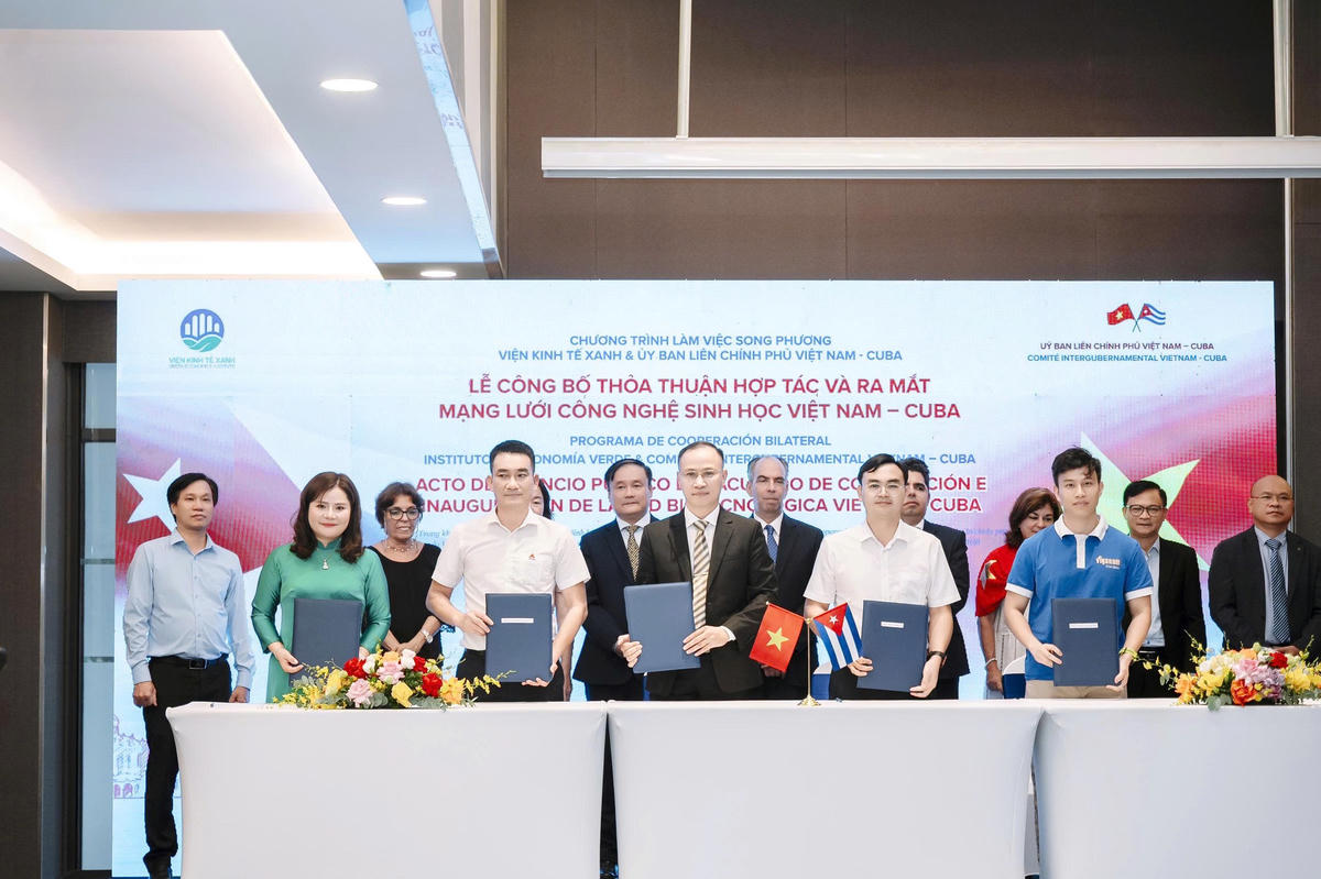 Phó TGĐ Nguyễn Minh Hoàng (hàng đầu, ngoài cùng bên phải) tại lễ ra mắt Mạng lưới công nghệ sinh học Việt Nam - Cuba.