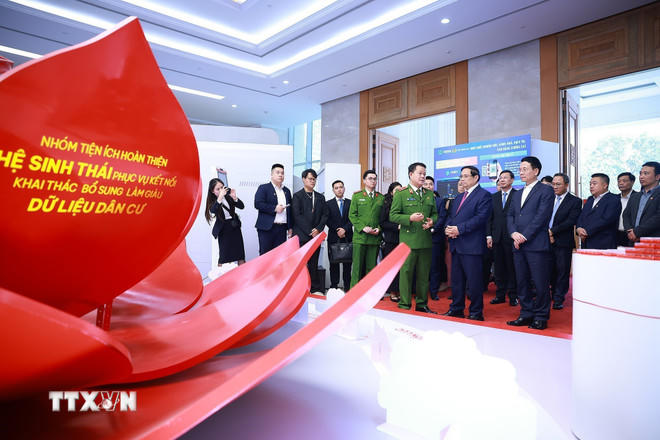 Thủ tướng Phạm Minh Chính tham quan trưng bày về phát triển khoa học, công nghệ, đổi mới sáng tạo và chuyển đổi số. (Ảnh: Dương Giang/TTXVN)