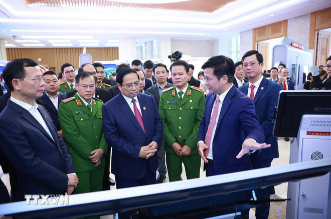 Thủ tướng Phạm Minh Chính tham quan trưng bày về phát triển khoa học, công nghệ, đổi mới sáng tạo và chuyển đổi số. (Ảnh: Dương Giang/TTXVN)