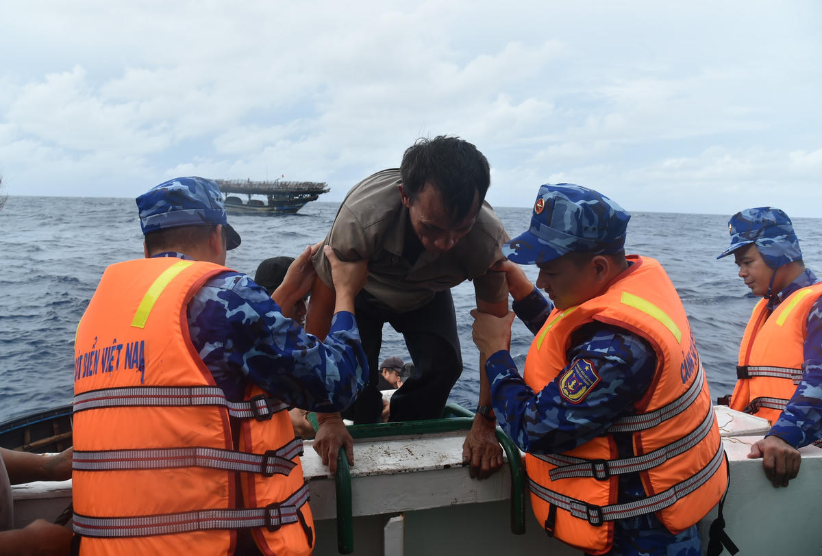 Tàu 364 thuộc Bộ Tư lệnh Vùng Cảnh sát biển 2 tiếp cận cứu vớt ngư dân gặp nạn trên biển. Ảnh: CV.