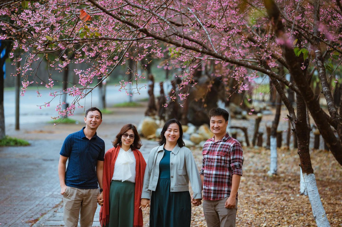 Du khách check in tại tuần Văn hóa-Du lịch Măng Đen và Mùa hoa anh đào. Ảnh: CV.