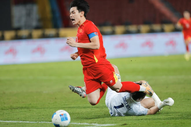 Đình Bắc mang về quả phạt đền và tự mình thực hiện thành công, rút ngắn tỷ số còn 1-2 cho U22 Việt Nam. (Ảnh: TTXVN)