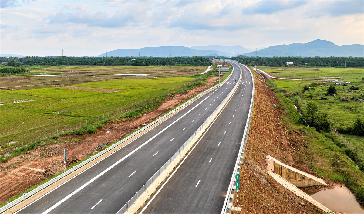 Một đoạn đường cao tốc Quảng Ngãi-Hoài Nhơn. Ảnh: CV.