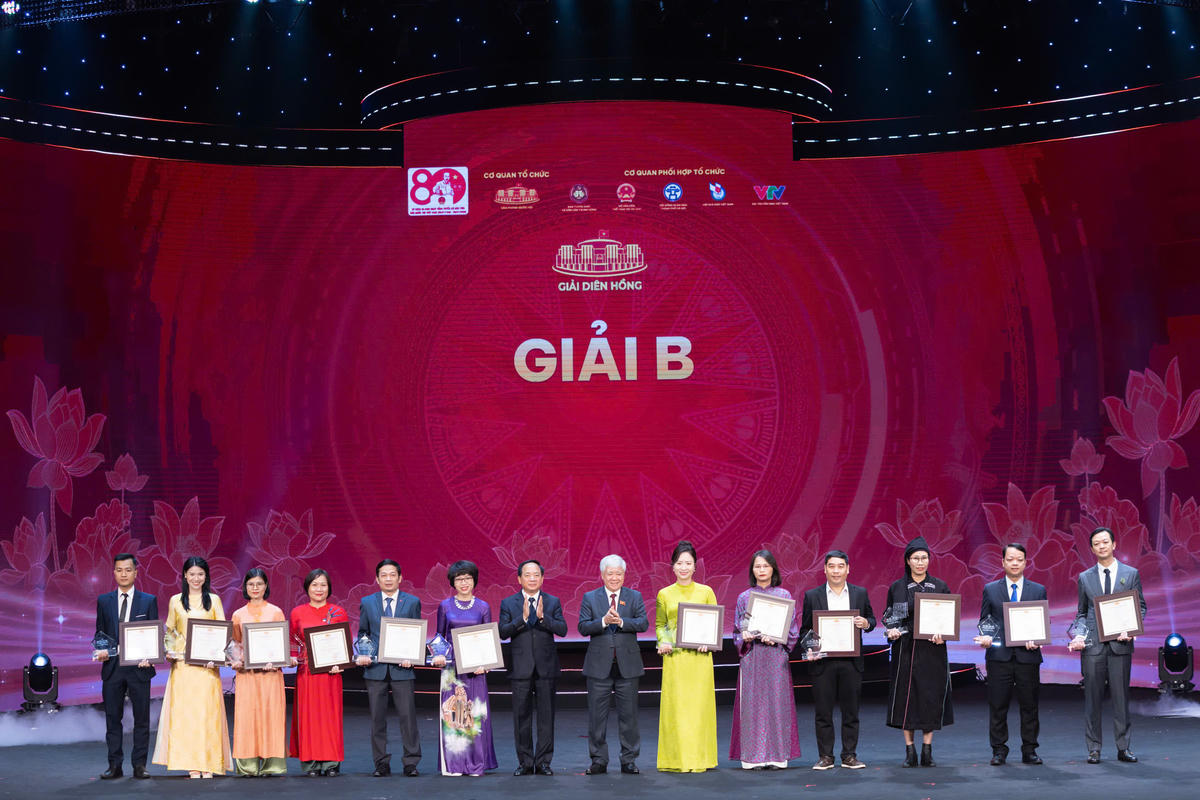 Phó Chủ tịch Thường trực Quốc hội Đỗ Văn Chiến trao Giải B cho các tác giả đoạt Giải (Ảnh: Quang Vinh)