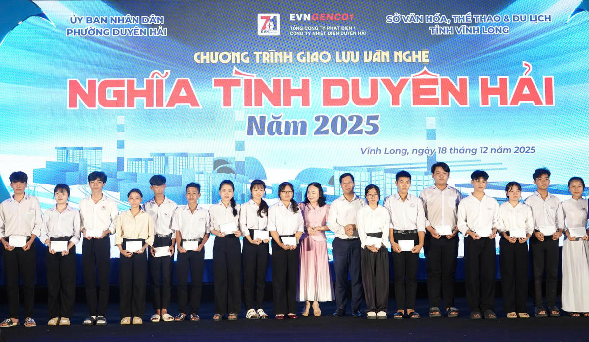 Trao học bổng cho các em học sinh nghèo vượt khó trên địa bàn phường Duyên Hải.