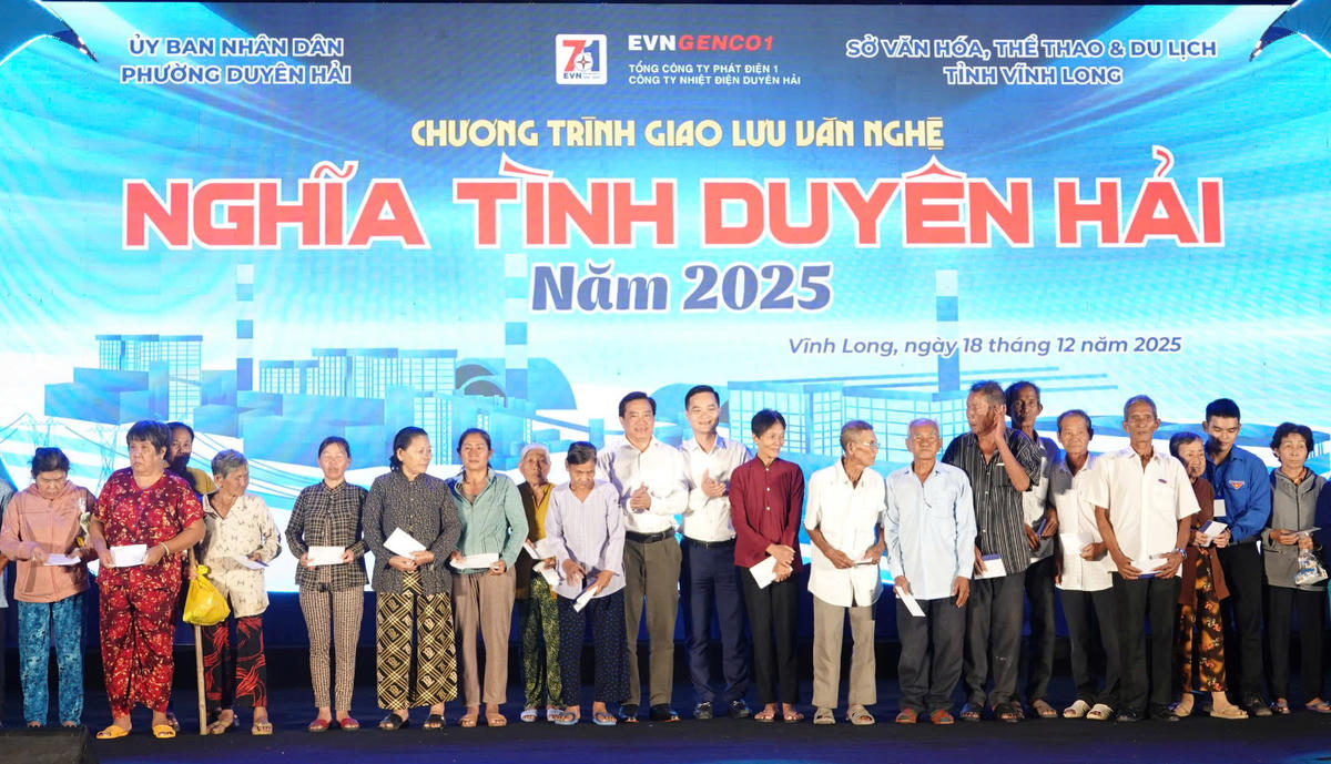 Trao quà cho các gia đình chính sách tại phường Duyên Hải.