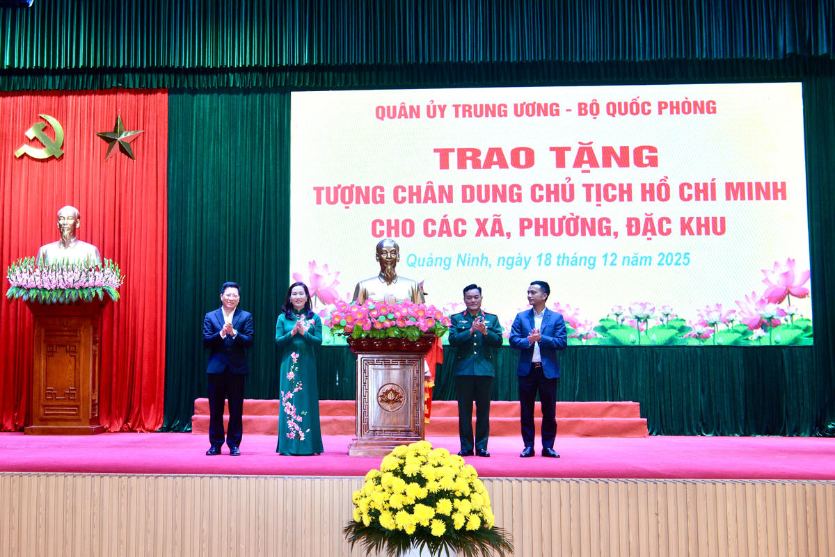 Đại biểu thực hiện nghi thức tặng Tượng chân dung Chủ tịch Hồ Chí Minh.