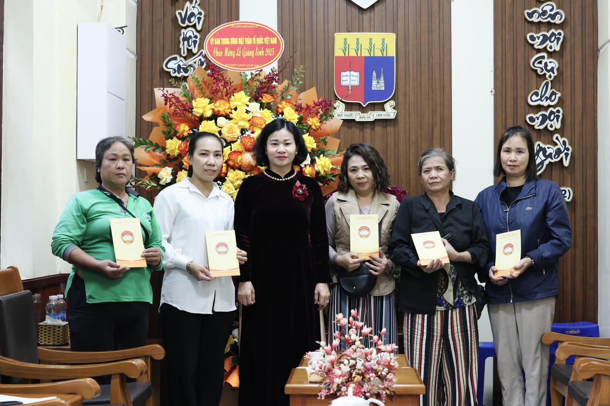 Phó Chủ tịch UBTƯ MTTQ Việt Nam Nguyễn Thị Tuyến tặng quà cho các hộ gia đình công giáo hoàn cảnh khó khăn.&nbsp;Ảnh: Thu Hà.