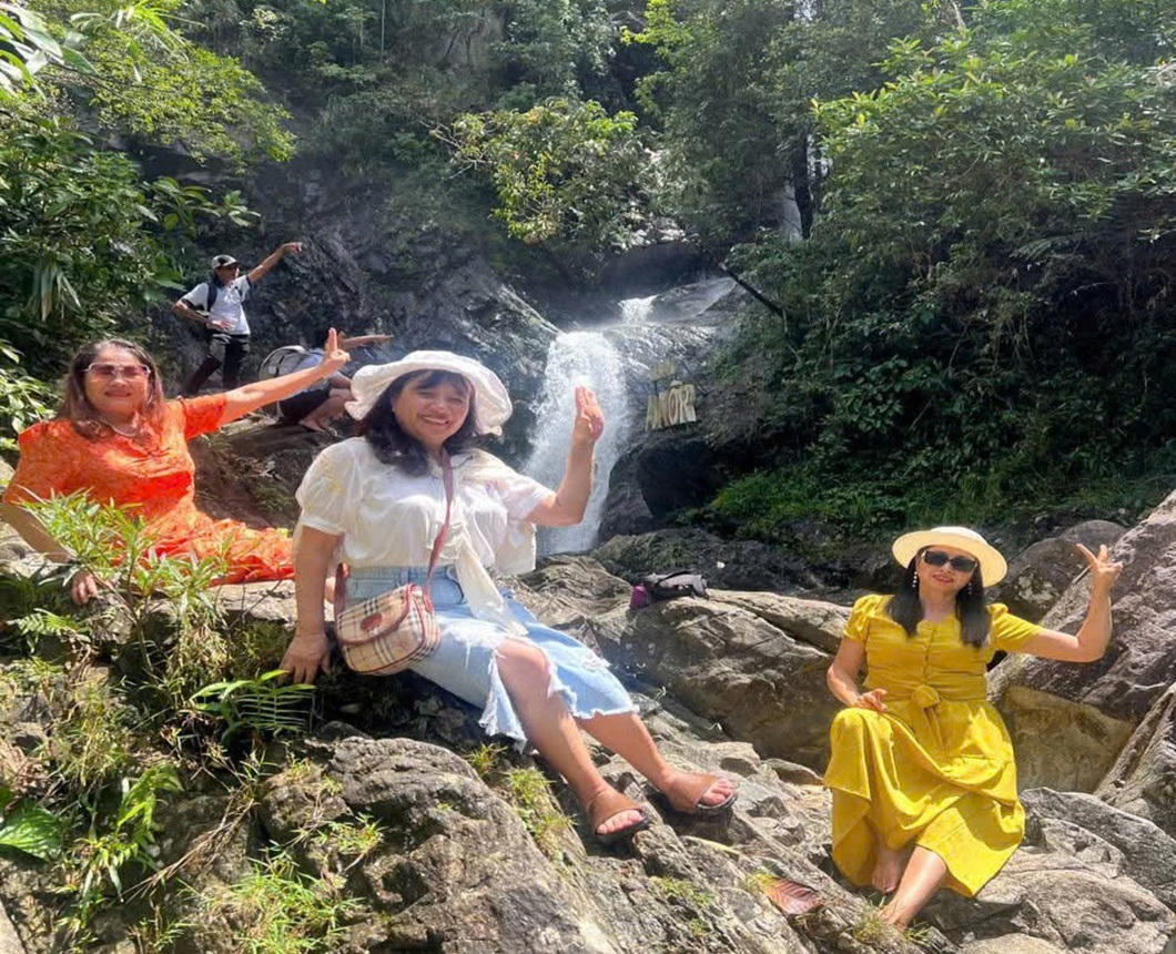Du khách trải nghiệm tại thác A Nôr. Ảnh: DulichALuoi.