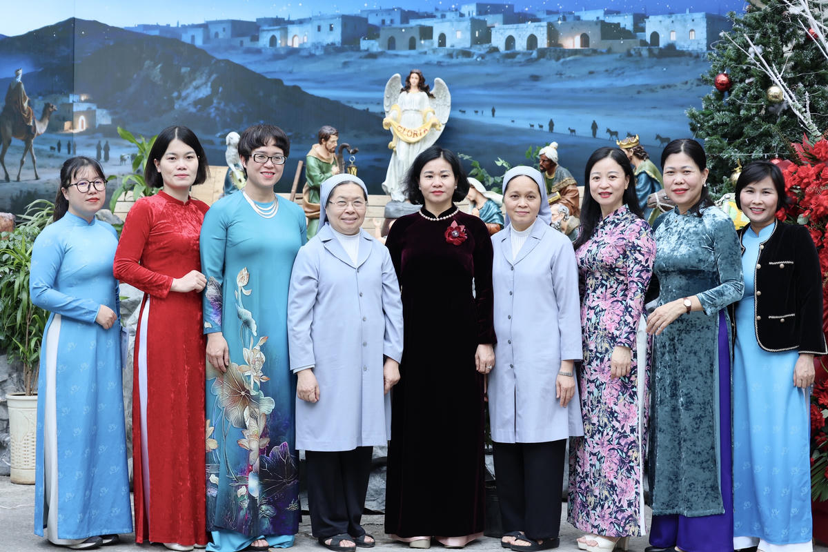 Phó Chủ tịch UBTƯ MTTQ Việt Nam Nguyễn Thị Tuyến và đoàn công tác chúc mừng Giáng sinh tại Dòng Thánh Phaolô Hà Nội.&nbsp;Ảnh: Thu Hà.