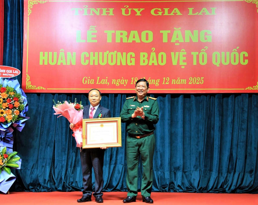 Thượng tướng Huỳnh Chiến Thắng, Phó Tổng Tham mưu trưởng Quân đội nhân dân Việt Nam (bên phải) trao Huân chương Bảo vệ Tổ quốc hạng Ba cho ông Thái Đại Ngọc. Ảnh: CV.