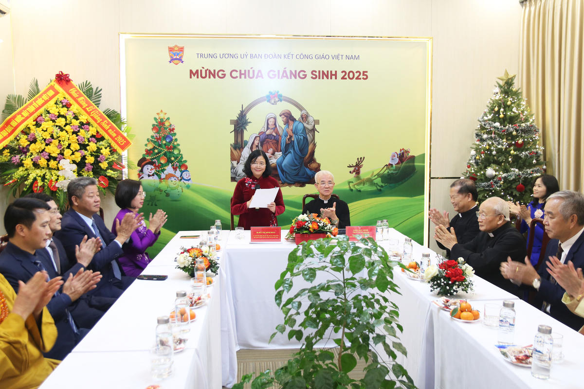 Chủ tịch Bùi Thị Minh Hoài trò chuyện cùng các đại biểu tại trụ sở&nbsp;Ủy ban Đoàn kết Công giáo Việt Nam.