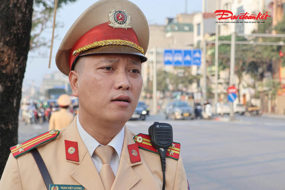 Trung tá Trịnh Việt Cường (Đội CSGT đường bộ số 14) cho hay, dịp cận Tết lưu lượng phương tiện tăng cao, vì vậy, để đảm bảo an toàn cho người dân Đội CSGT đường bộ số 14 thường xuyên tuần tra xử lý xe khách. Thời gian qua, từ khi Công an Hà Nội áp dụng hơn 1.830 camera AI, tình trạng vi phạm đã giảm rõ rệt song vẫn có một số trường hợp cố tình vi phạm.