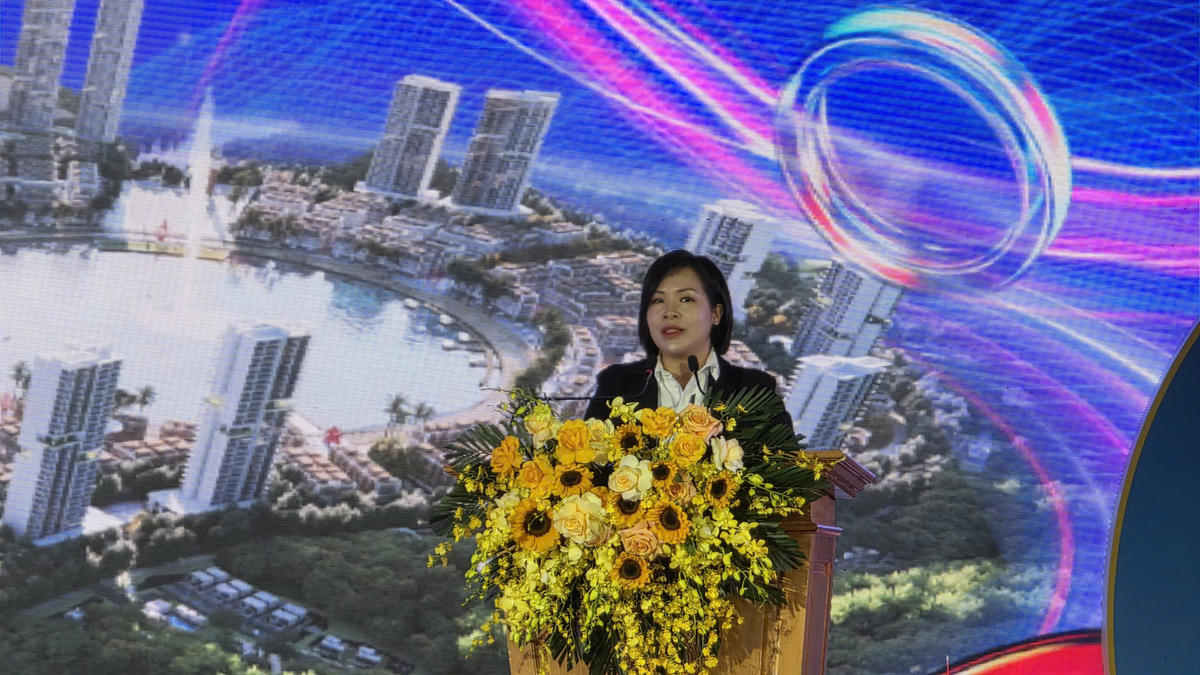 Bà Nguyễn Thái Hoài Anh, Phó Tổng giám đốc Tập đoàn Sun Group giới thiệu về dự án.&nbsp;Ảnh: Nguyễn Quý