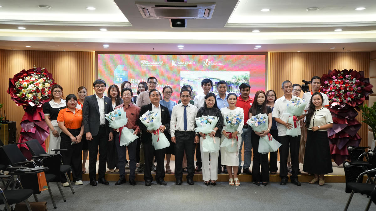 Nhà báo Chu Ninh, Trưởng Ban Đại diện Báo Đại đoàn kết tại TP Hồ Chí Minh thay mặt Ban Tổ chức tặng hoa cho các đại biểu tham dự hội thảo. Ảnh: N.C