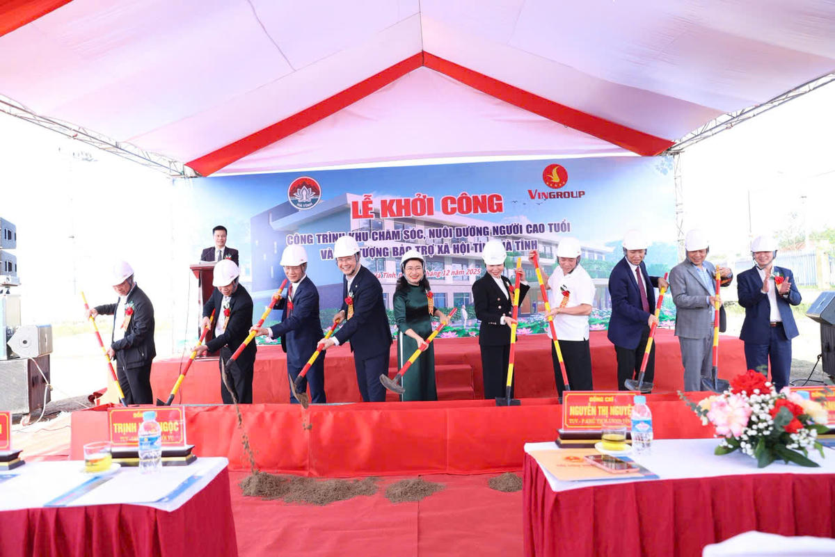 Đại biểu làm lễ động thổ khởi công xây dựng công trình. Ảnh: HN.