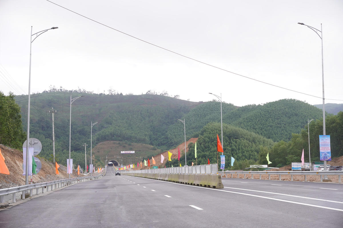 Một góc cao tốc Quảng Ngãi-Hoài Nhơn. Ảnh: Tấn Thành.