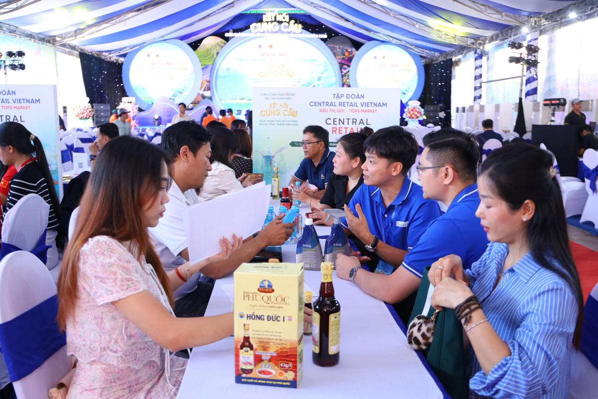 Doanh nghiệp tham gia kết nối, tìm đầu ra cho sản phẩm. Ảnh: L.N