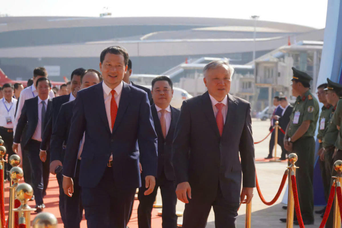 Các đại biểu tham dự buổi lễ khánh thành và đón chuyến bay đầu tiên tại sân bay. Ảnh: V.H.