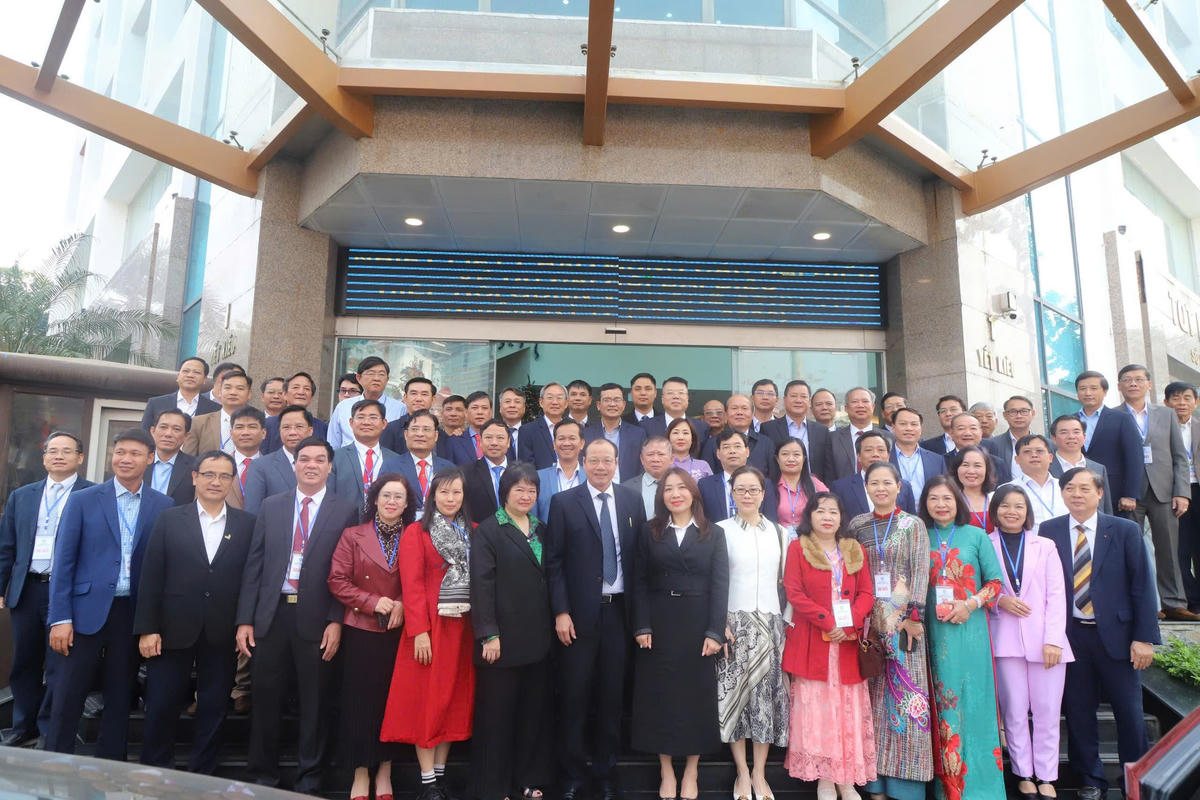 Đại biểu tham gia đại hội chụp ảnh lưu niệm.