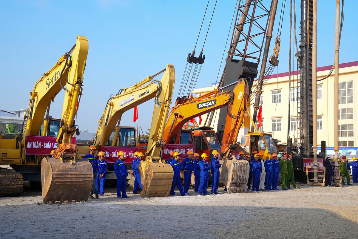 Trên các công trường, các công nhân đã sẵn sàng thi công. Ảnh: ĐT.&nbsp;