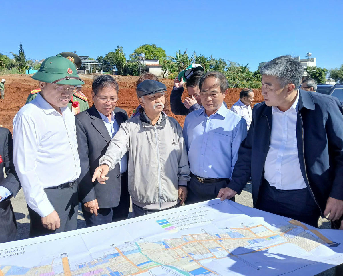 Chủ tịch UBND tỉnh Gia Lai Phạm Anh Tuấn (đội mũ cối) kiểm tra tiến độ thi công dự án đường Nguyễn Văn Linh. Ảnh: T.Thành.