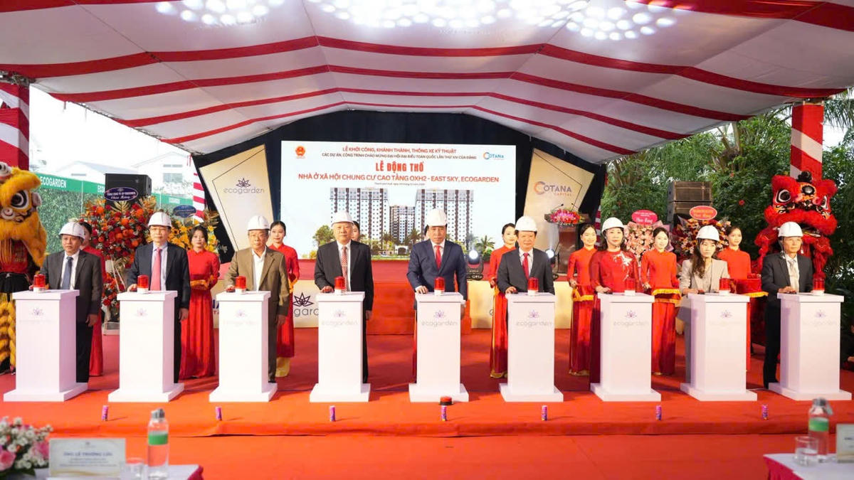 Các đại biểu thực hiện nghi thức động thổ công trình Nhà ở xã hội tại Khu phức hợp Thủy Vân giai đoạn 2. Ảnh: N.H.