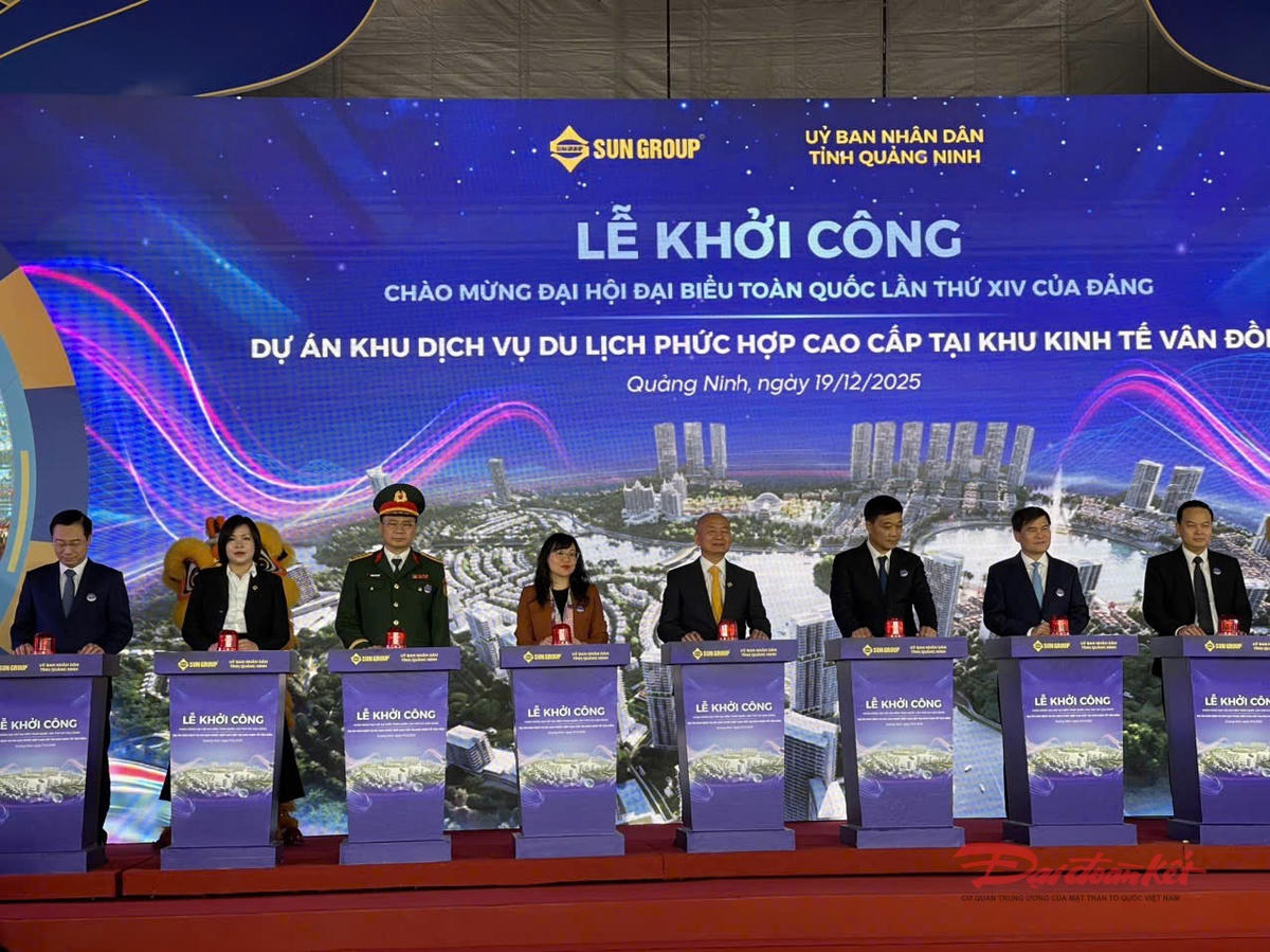 Phó Chủ tịch Quốc hội Vũ Hồng Thanh cùng lãnh đạo tỉnh Quảng Ninh bấm nút khởi công dự án. Ảnh: Nguyễn Quý.