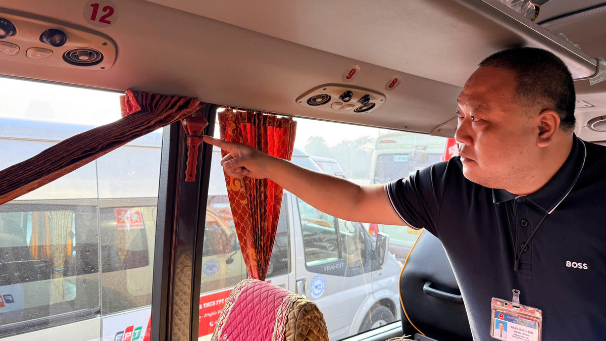 Cán bộ&nbsp;Phòng Kiểm tra GTVT kiểm tra các thiết bị an toàn trên xe.