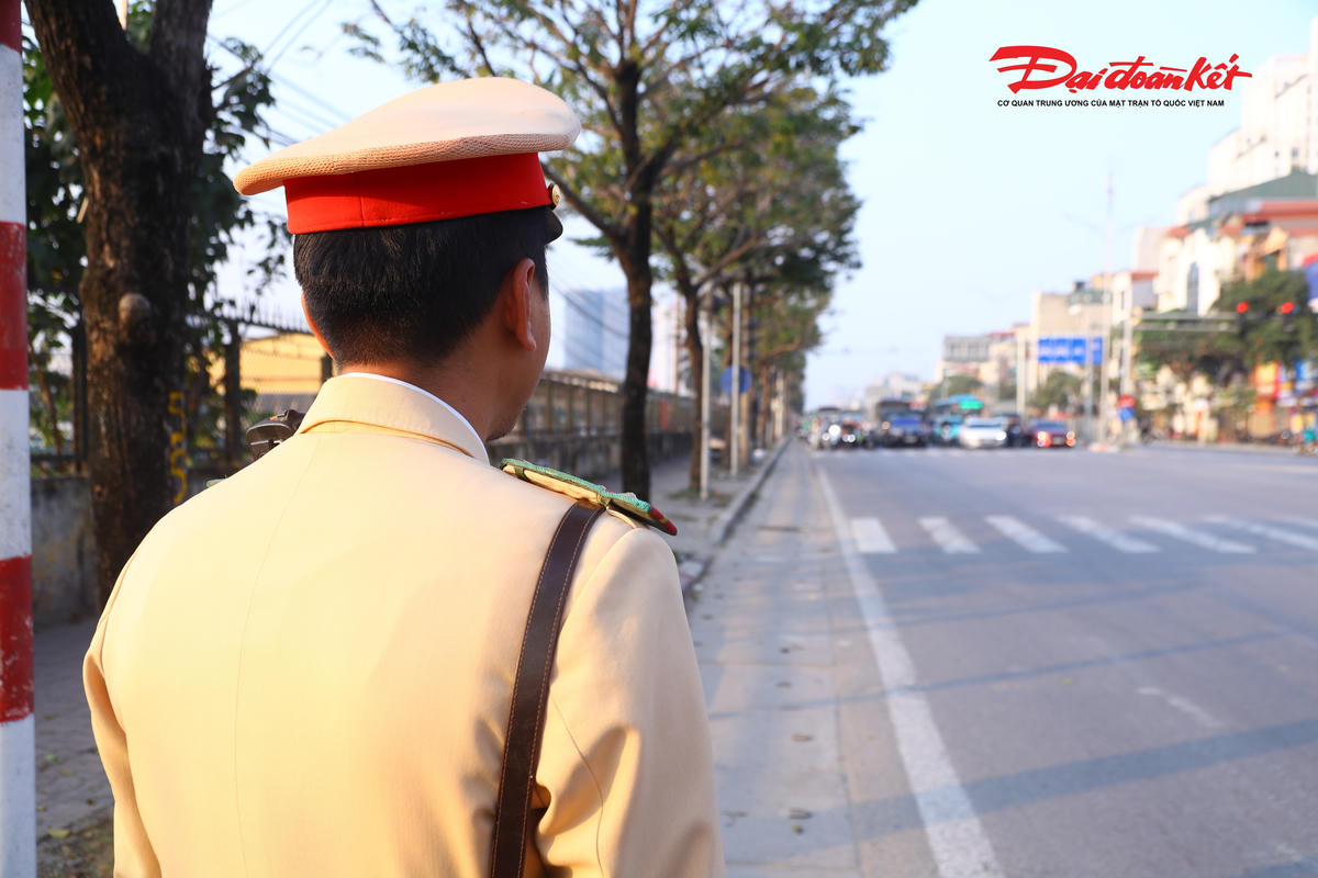 Lãnh đạo Đội CSGT số 14 cho biết, từ nay đến đầu năm 2026, CSGT sẽ đồng bộ các giải pháp nghiệp vụ, kiềm chế tai nạn giao thông, hạn chế ùn tắc trên địa bàn.&nbsp;Trong đó, sẽ tăng cường kiểm soát xe kinh doanh vận tải, xử lý nghiêm hành vi đón trả khách không đúng nơi quy định. Việc ngăn chặn các vi phạm liên quan đến xe khách dịp cuối năm giúp các nhà xe nâng cao ý thức chấp hành, qua đó ngăn được nguy cơ xảy ra tai nạn giao thông.