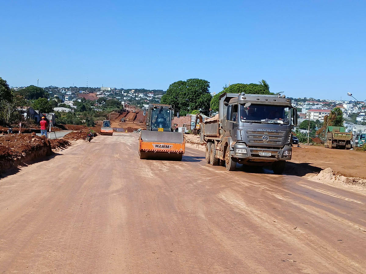 Đơn vị thi công&nbsp;Dự án đường Nguyễn Văn Linh. Ảnh: Đ. Sang.