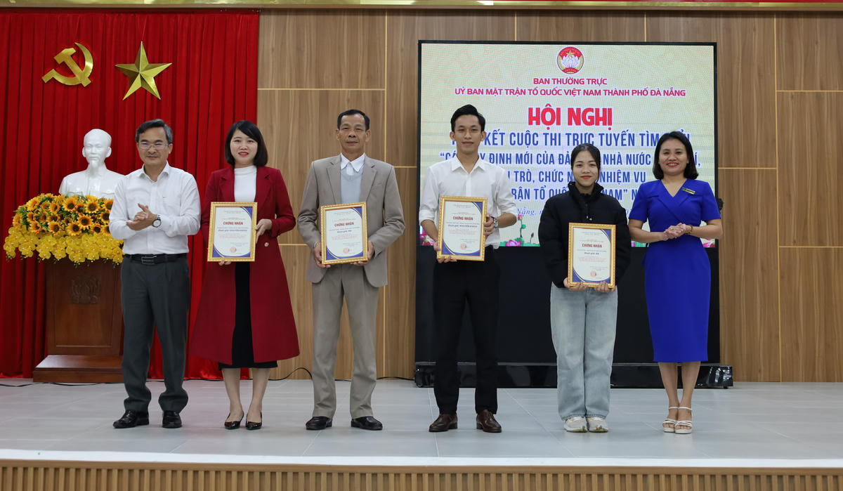 Ban tổ chức trao giải cho các tập thể, cá nhân có thành tích xuất sắc. Ảnh: C.Đại.