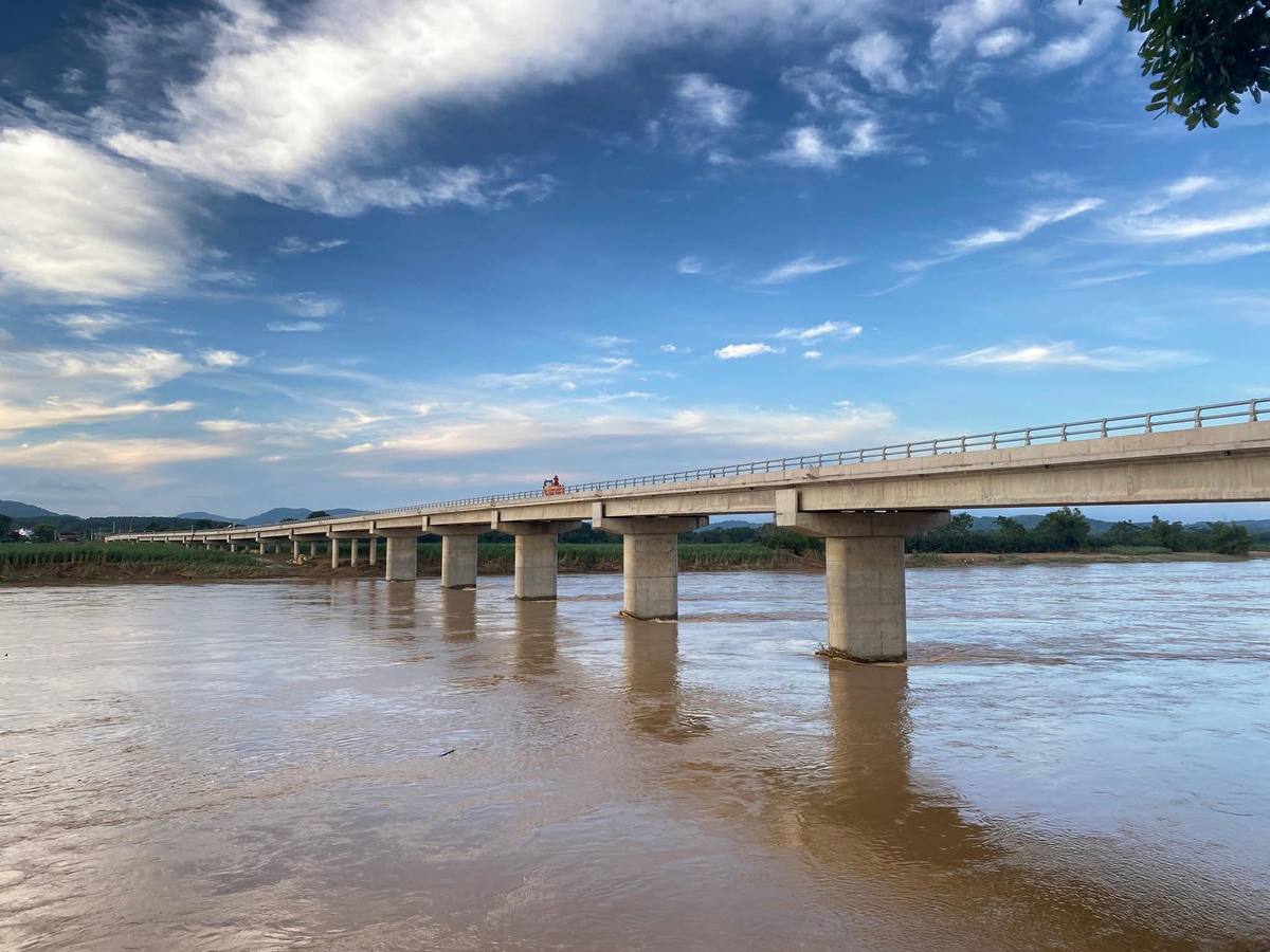 Sau hàng chục năm phải đi trên cầu phao và đi đò qua sông, đến nay, người dân Cẩm Vân đã có cầu cứng an toàn để đi lại. Ảnh: Đình Minh